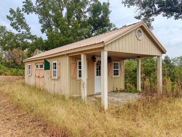 a view of a house with backyard and garden