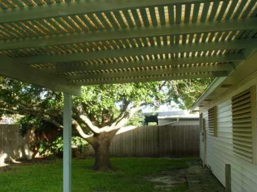 a view of a backyard