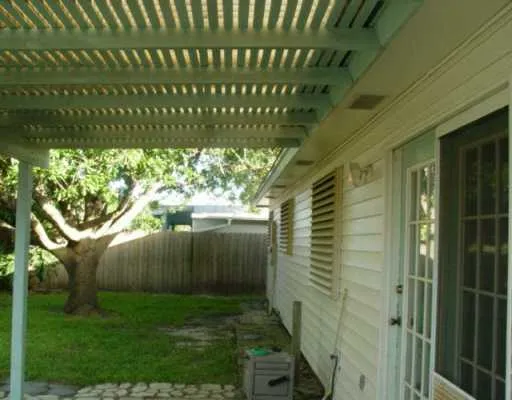 a view of a backyard