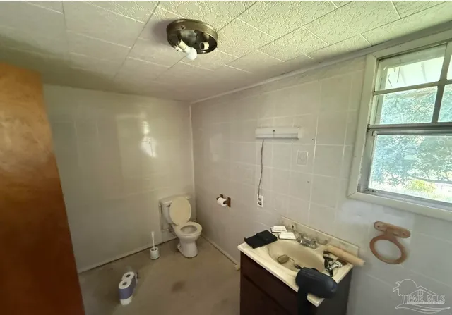 a view of an entryway with a fountain