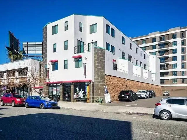 $2,850 | 137 West 6th Street, Unit 204, Long Beach, CA 90802