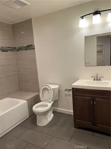 $2,850 | 137 West 6th Street, Unit 204, Long Beach, CA 90802