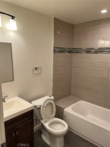 $2,850 | 137 West 6th Street, Unit 204, Long Beach, CA 90802