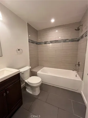 $2,850 | 137 West 6th Street, Unit 204, Long Beach, CA 90802