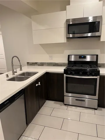 $2,850 | 137 West 6th Street, Unit 204, Long Beach, CA 90802