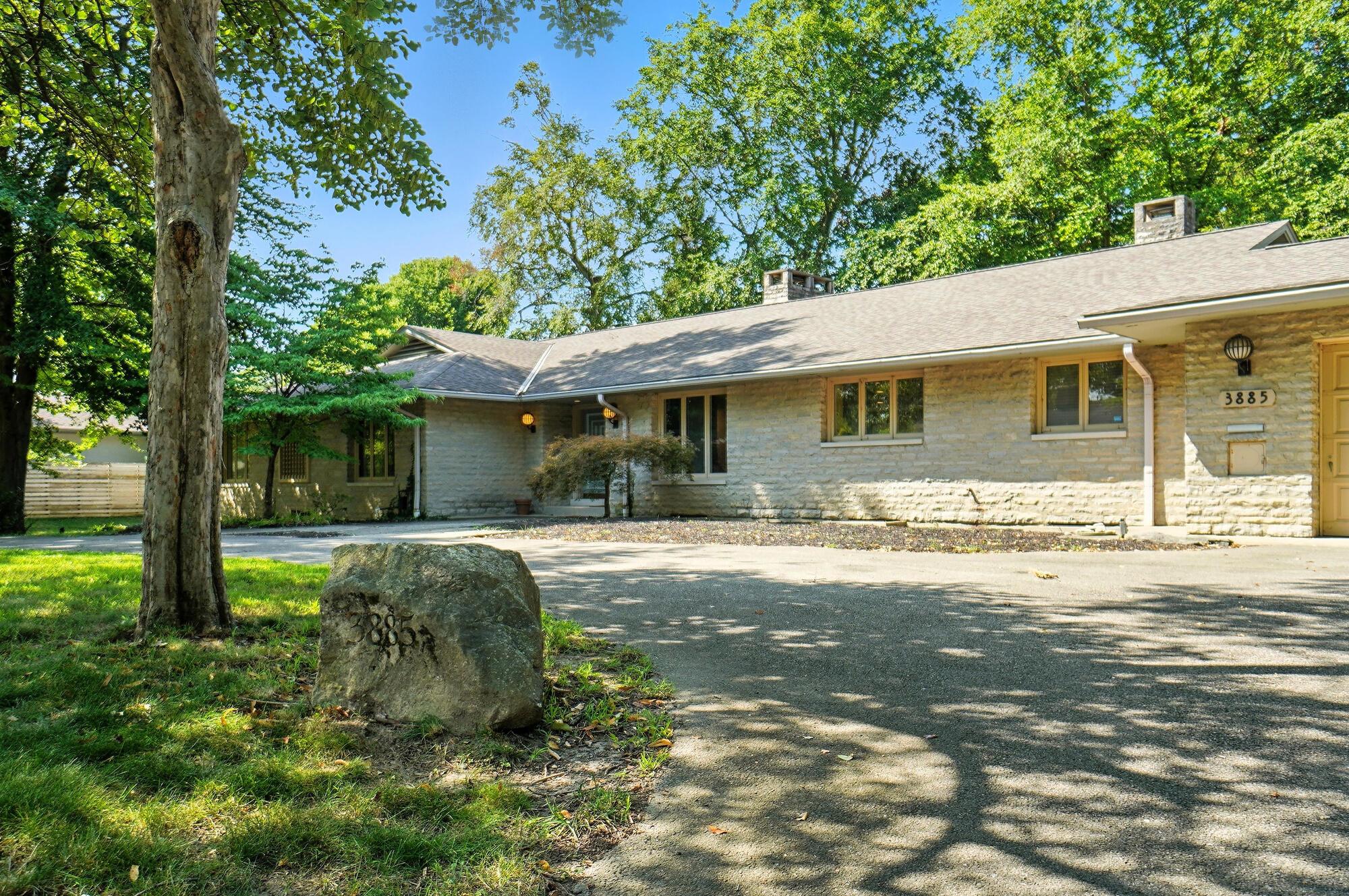 3885 Woodbridge Road Columbus, OH 43220 - Photo 6 of 158 007