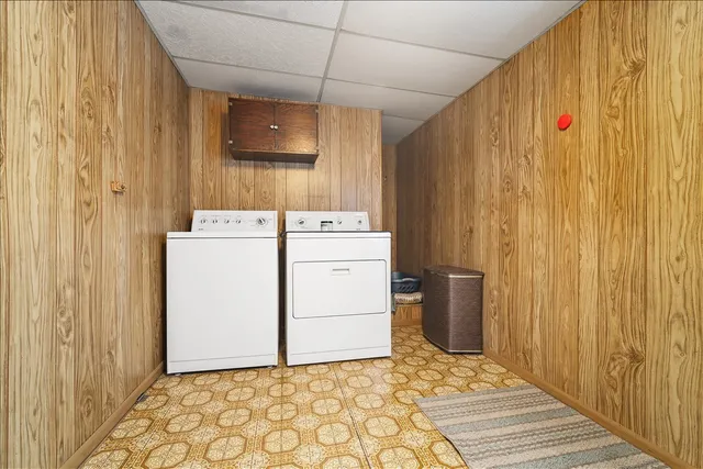 a view of a utility room with dryer and washer