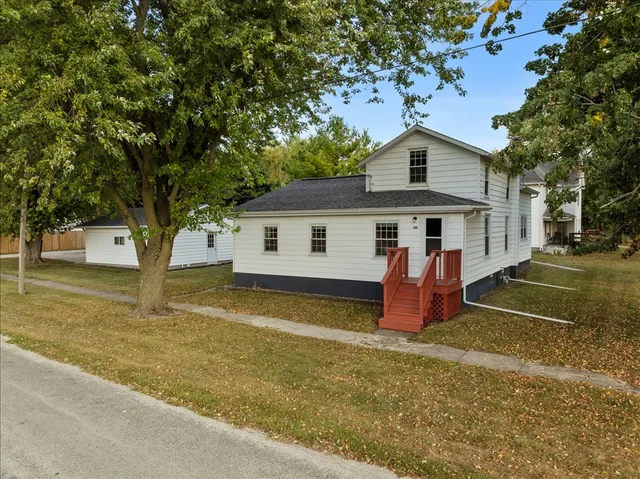 a view of a house with backyard