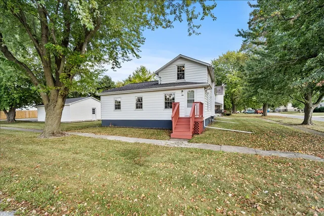 a view of a house with a yard