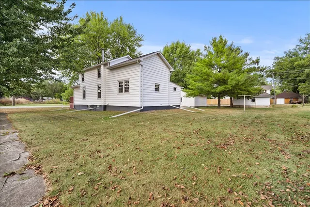 a view of a house with a yard