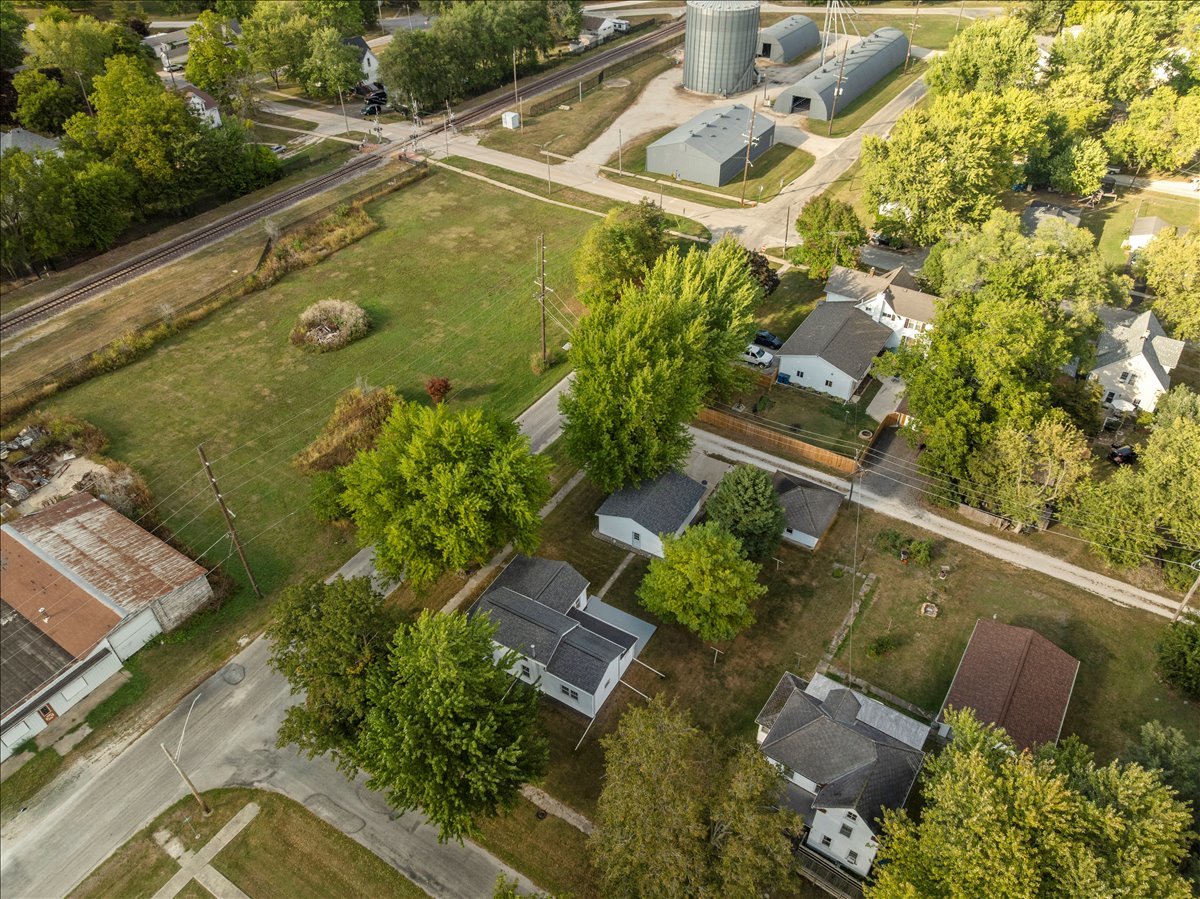 200 North Front Street Odell, IL 60460 - Photo 31 of 40 an aerial view of a house with a yard