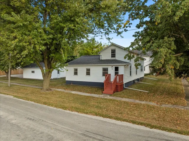 a view of a house with a yard