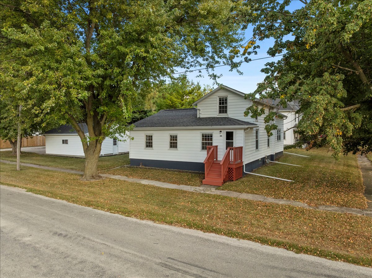 200 North Front Street Odell, IL 60460 - Photo 34 of 40 a view of a house with a yard