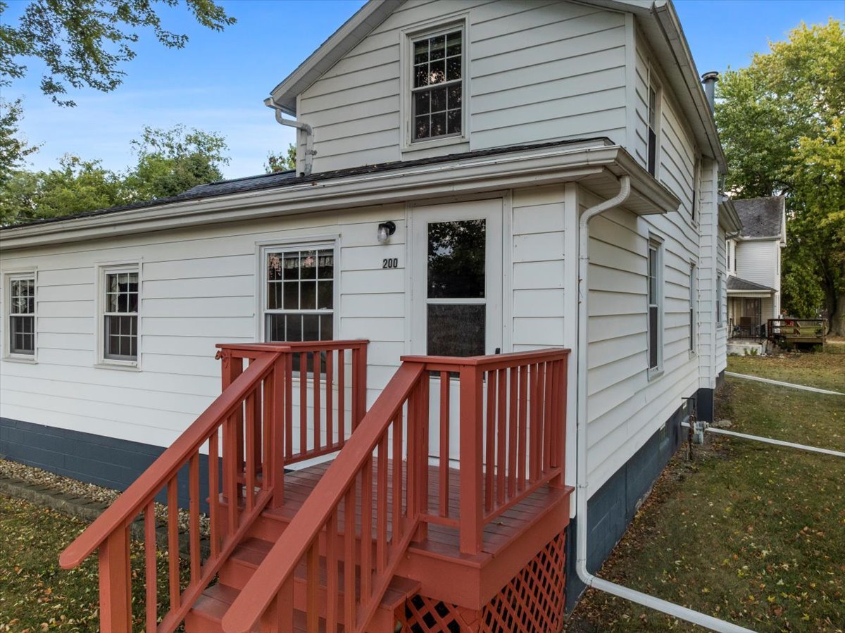 200 North Front Street Odell, IL 60460 - Photo 5 of 40 a view of wooden balcony