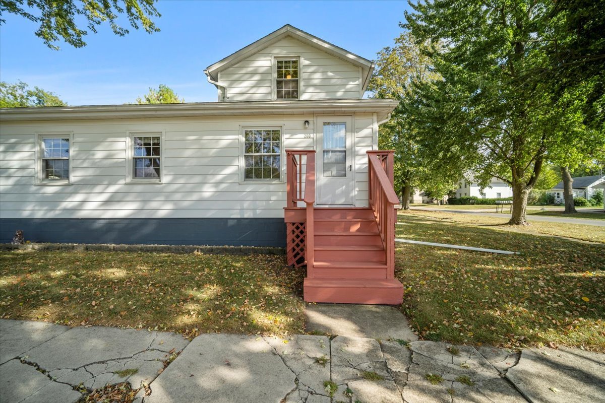 200 North Front Street Odell, IL 60460 - Photo 6 of 40 a front view of a house with a yard