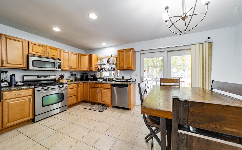 21 Hadley Court Springfield, MA 01119 - Photo 4 of 12