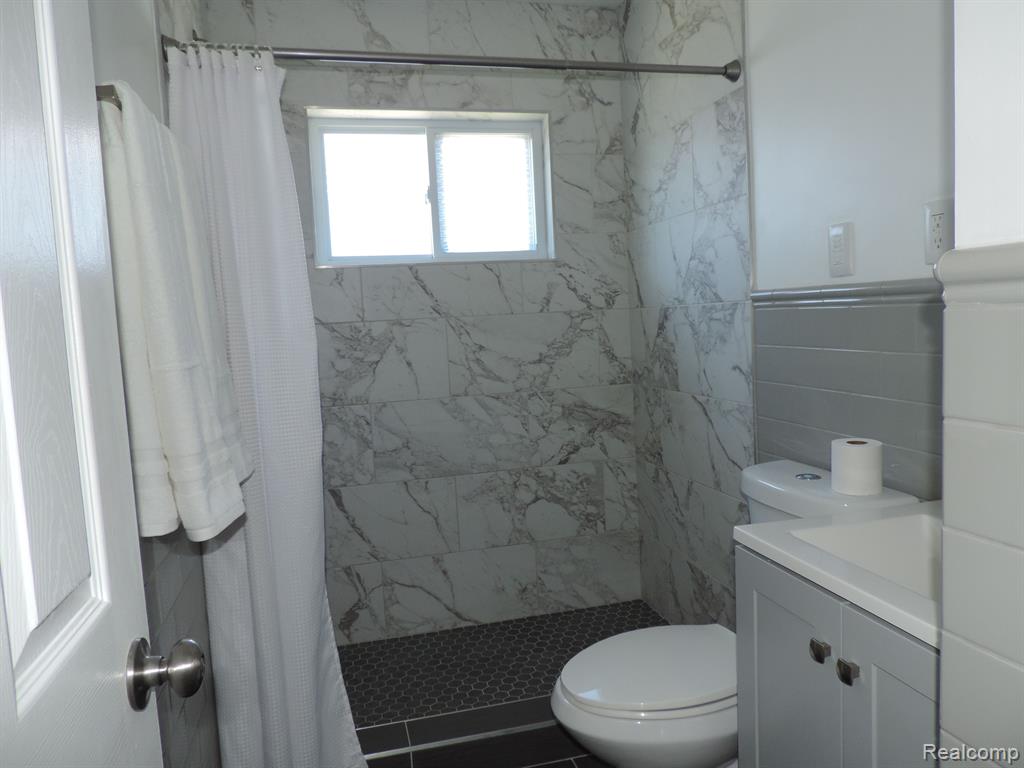 2360 Rosemont Road Berkley, MI 48072 - Photo 7 of 16
