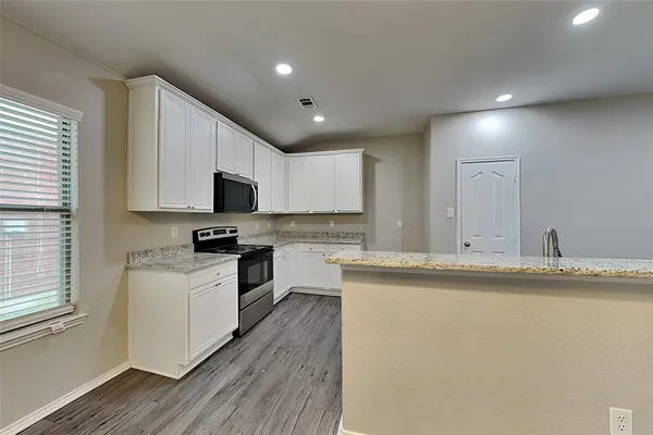 $2,175 | 10441 Evening View Drive, Fort Worth, TX 76131