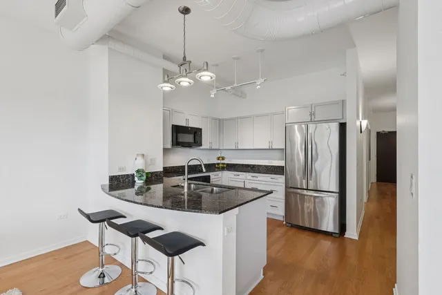 $485,000 | 807 Davis Street, Unit 403, Evanston, IL 60201