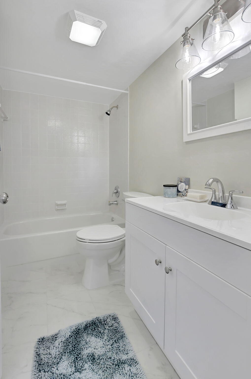 20 Royal Palm Way, Unit 505 Boca Raton, FL 33432 - Photo 24 of 53 2nd bathroom