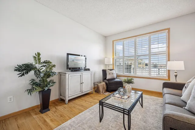 $285,000 | 11712 84th Avenue North, Maple Grove, MN 55369