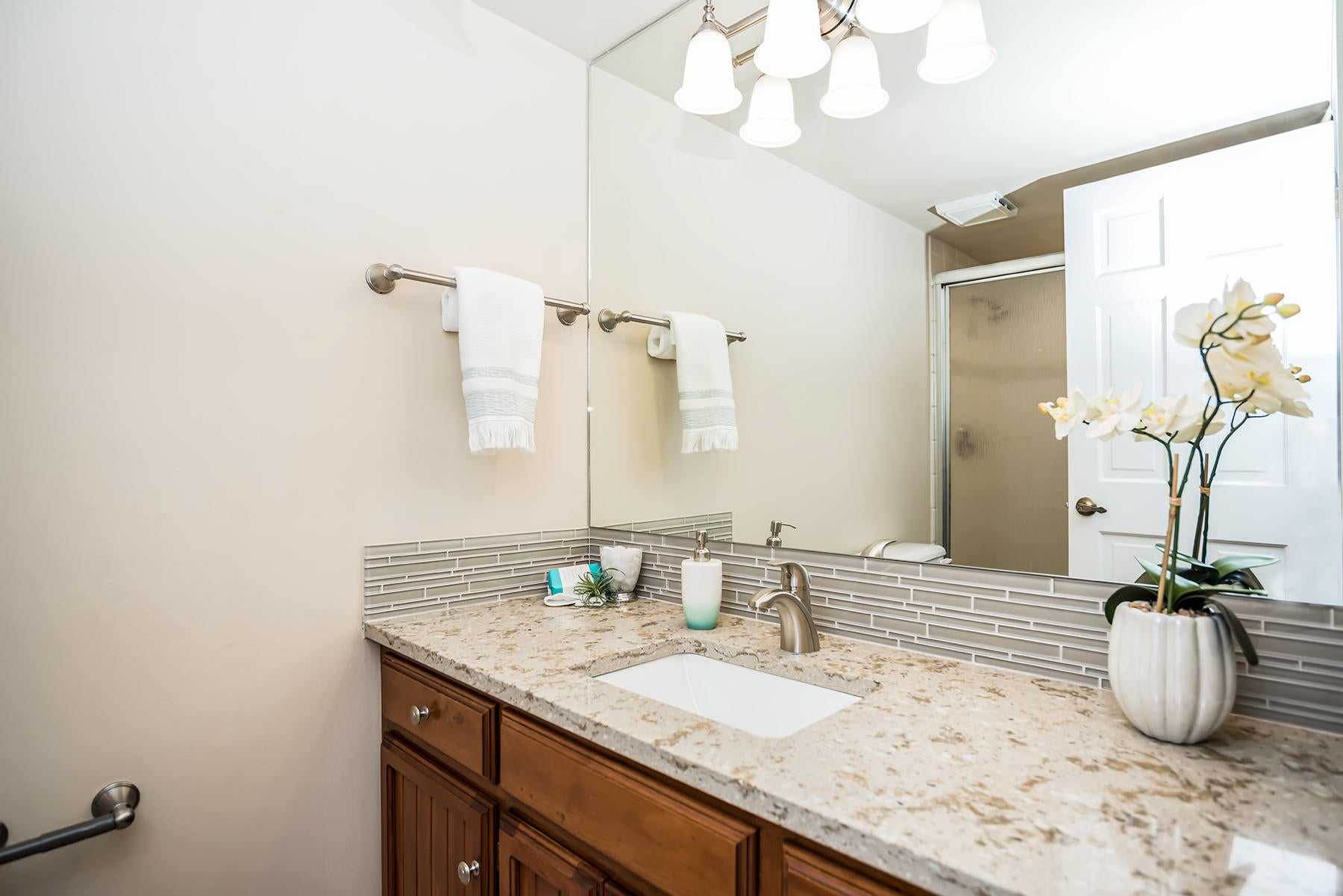 63245 Cole Road Bend, OR 97701 - Photo 23 of 37 23-Guest Bath