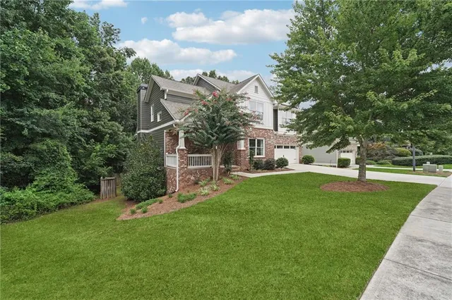a view of a house with a yard