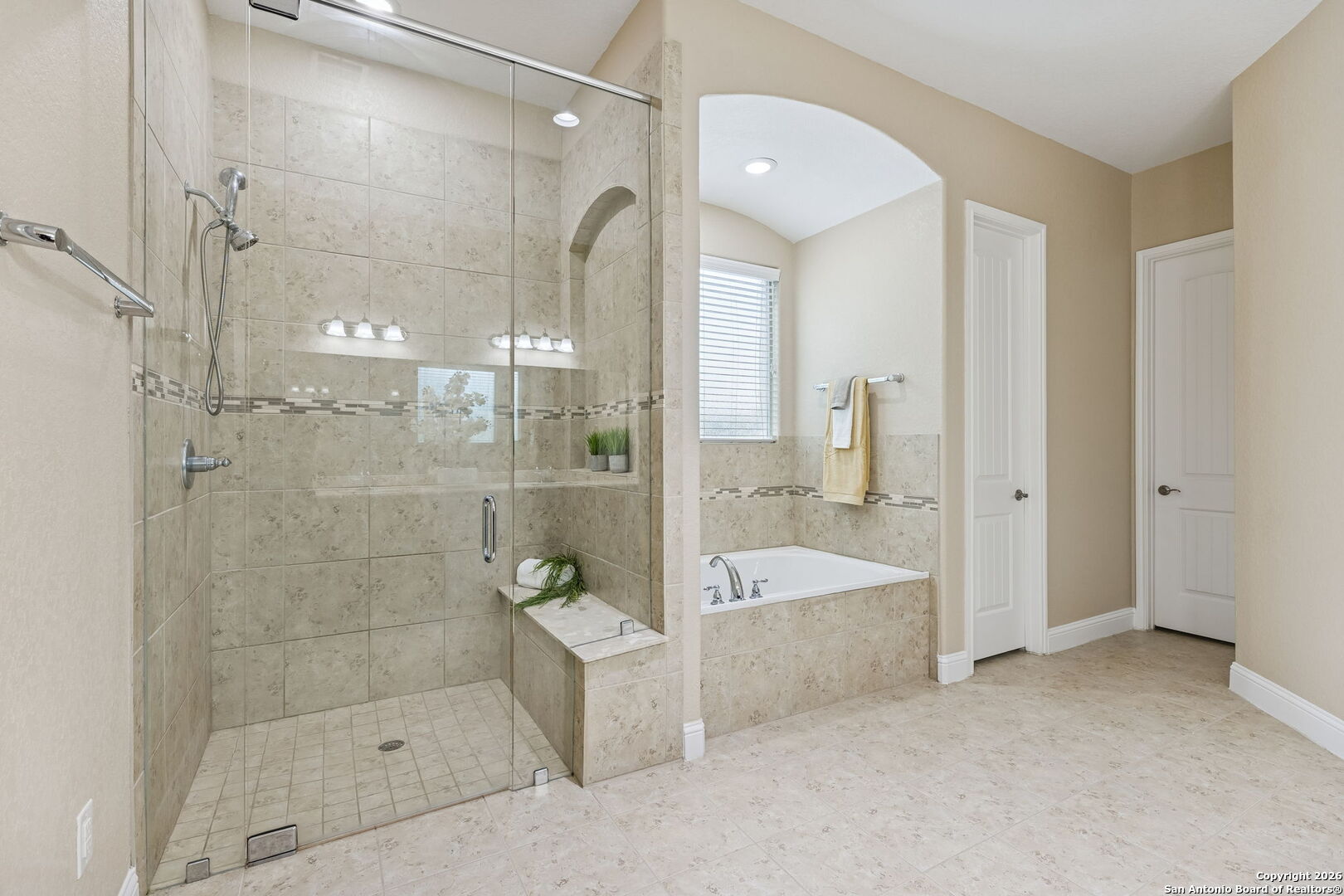 2194 Ranch Loop Drive New Braunfels, TX 78132 - Photo 25 of 52 a bathroom with a bathtub shower sink and mirror