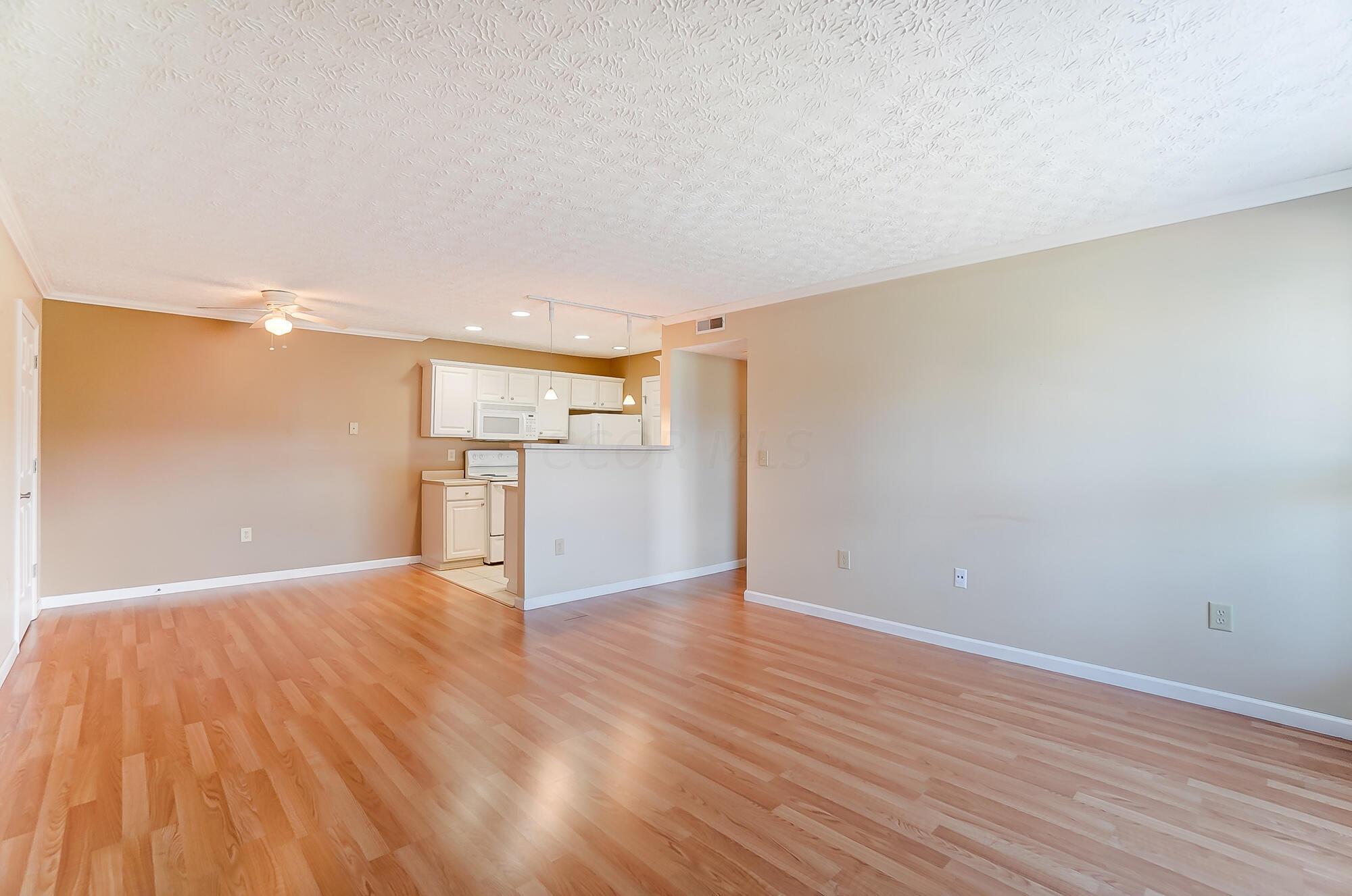 5536 Garden Ridge Columbus, OH 43228 - Photo 12 of 48 Living Room