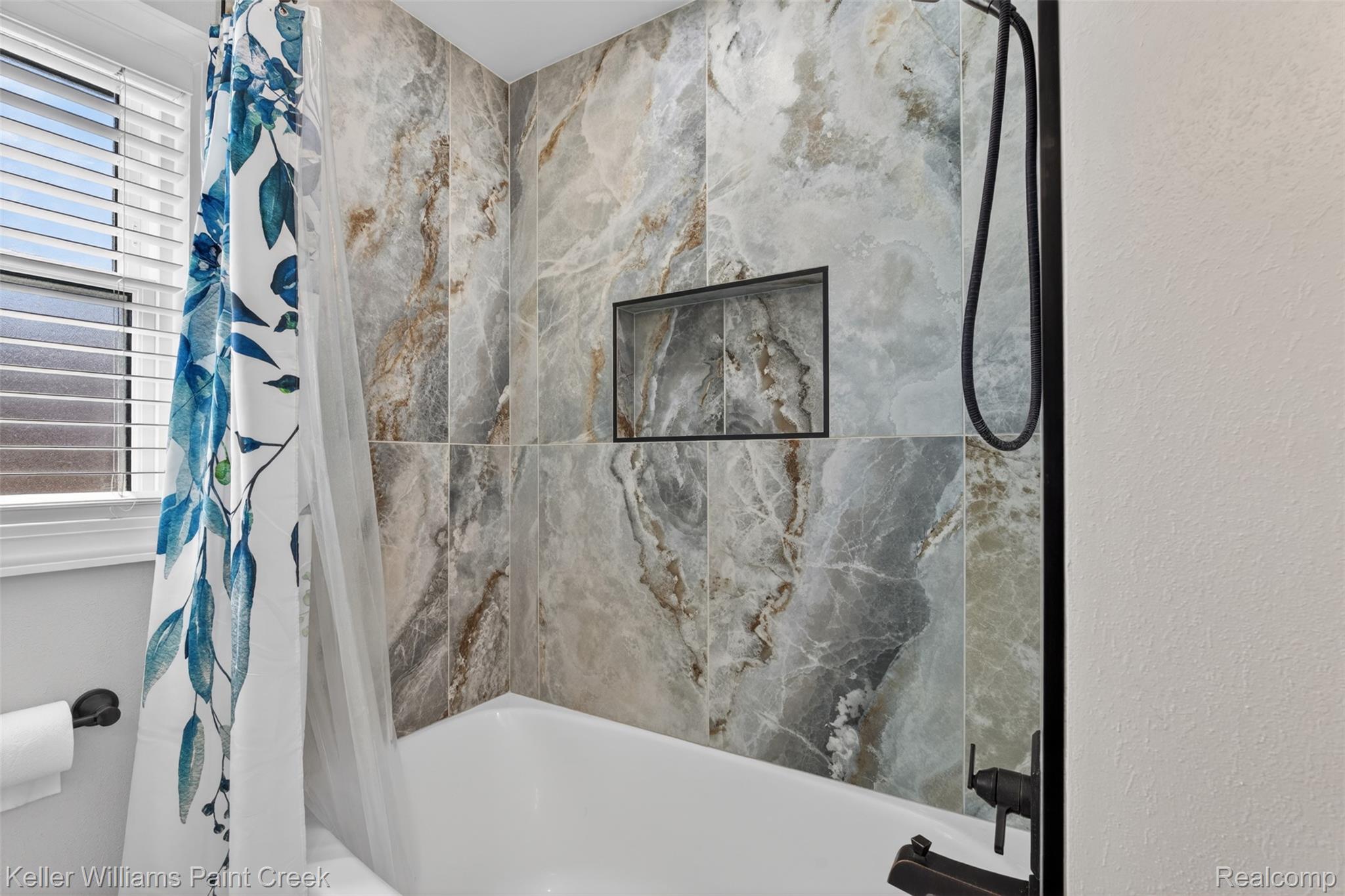 2942 Tatham Road Saginaw, MI 48601 - Photo 15 of 59 Bathroom with shower / bath combination with curtain