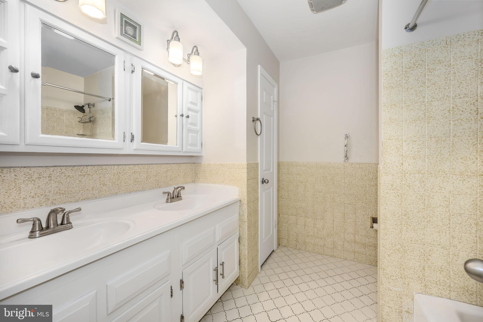 24700 Deepwater Point Drive, Unit 1 St. Michaels, MD 21663 - Photo 25 of 47 En Suite Bathroom