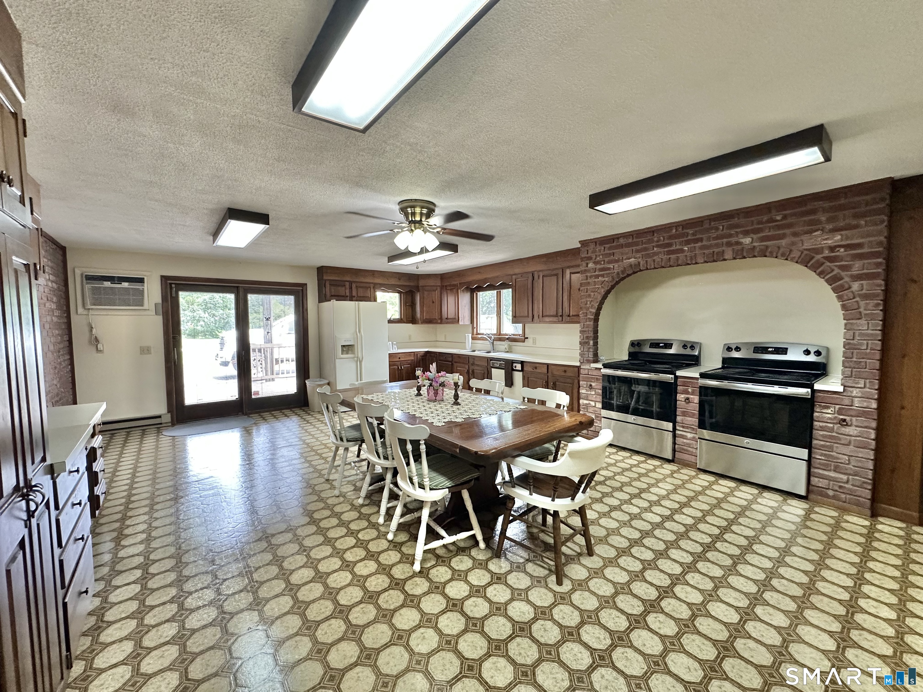 232 Lakeside Boulevard East Waterbury, CT 06708 - Photo 8 of 23