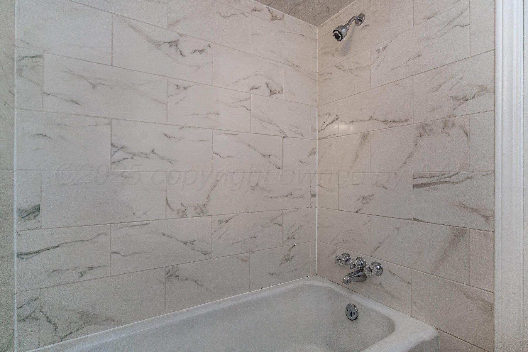700 21st Street Canyon, TX 79015 - Photo 24 of 30 a bathroom with a bathtub