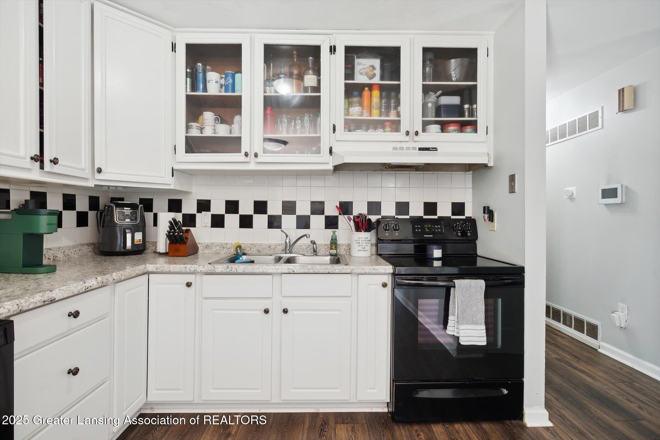 3207 Sunderland Road Lansing, MI 48911 - Photo 9 of 31 10-3207-Sunderland-Rd-Lansing-MI-48911-W