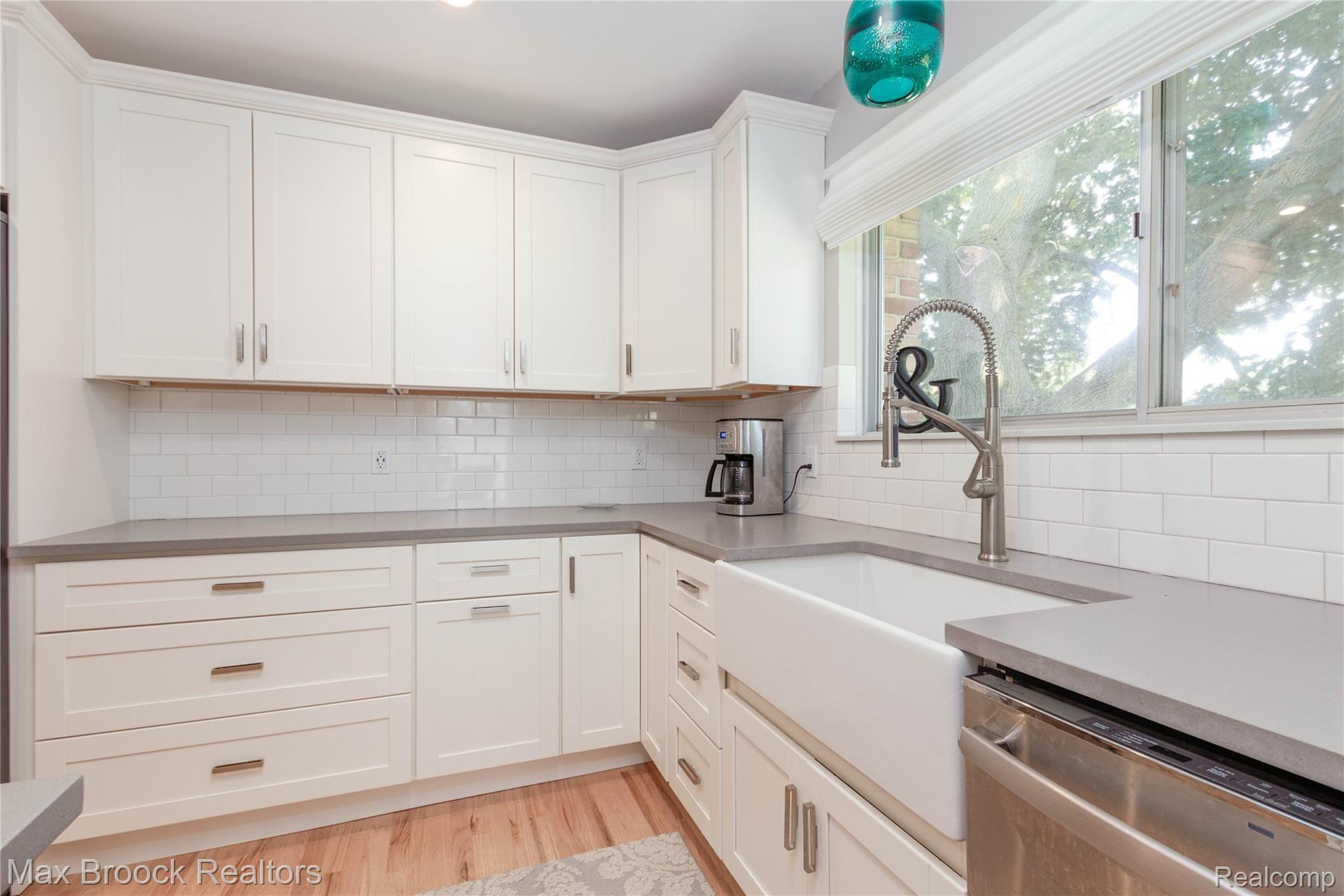 4043 West Maple Road, Unit 204 Bloomfield Hills, MI 48301 - Photo 9 of 20 IMG_7783-Edit.jpg