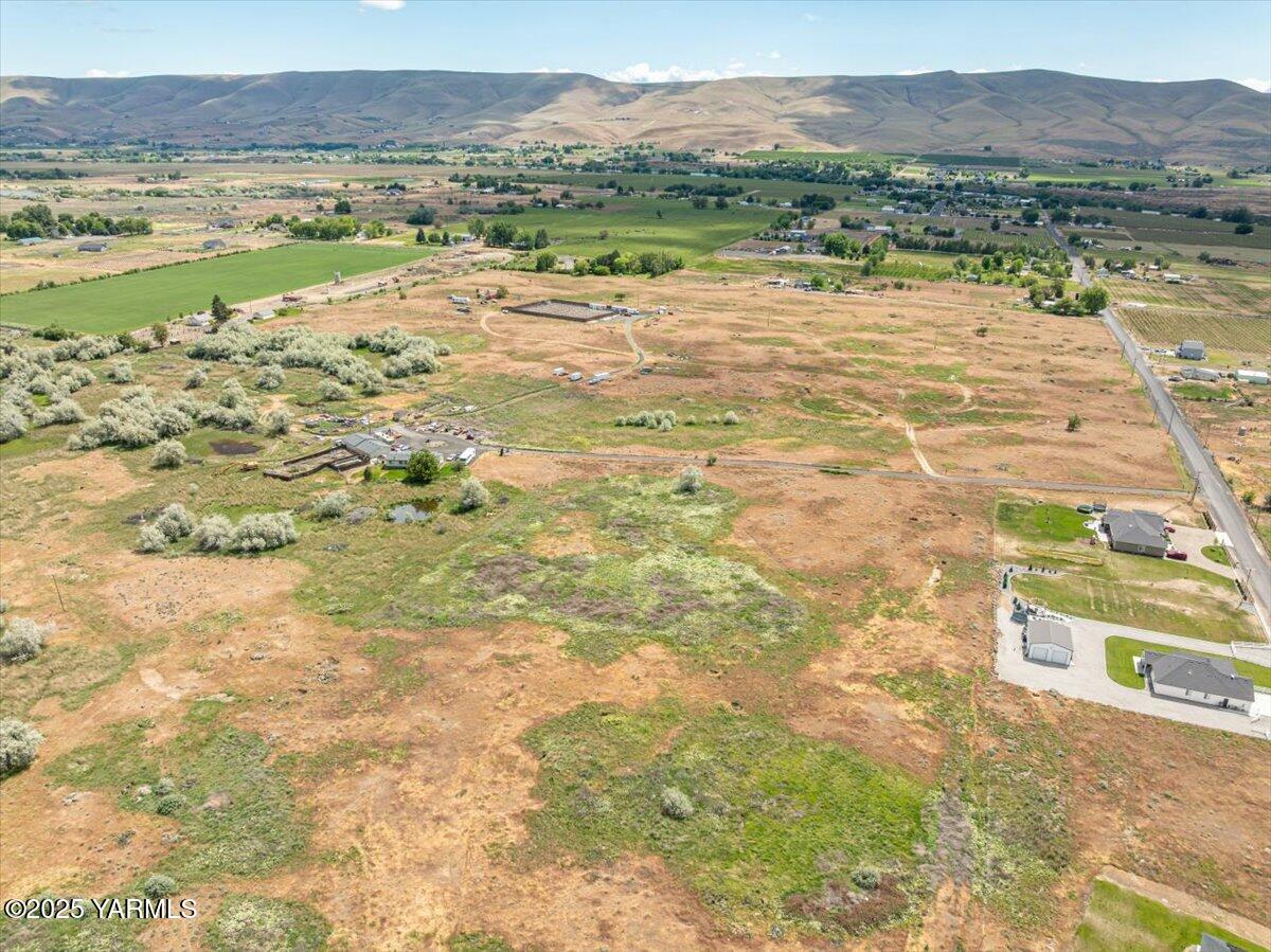 176501 Lower County Road Prosser, WA 99350 - Photo 12 of 16 a view of an ocean and a mountain