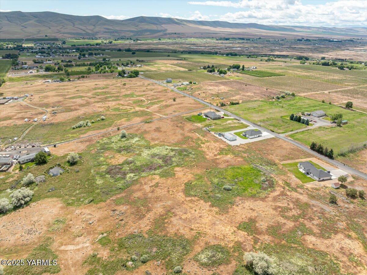 176501 Lower County Road Prosser, WA 99350 - Photo 14 of 16 a view of an ocean with a mountain