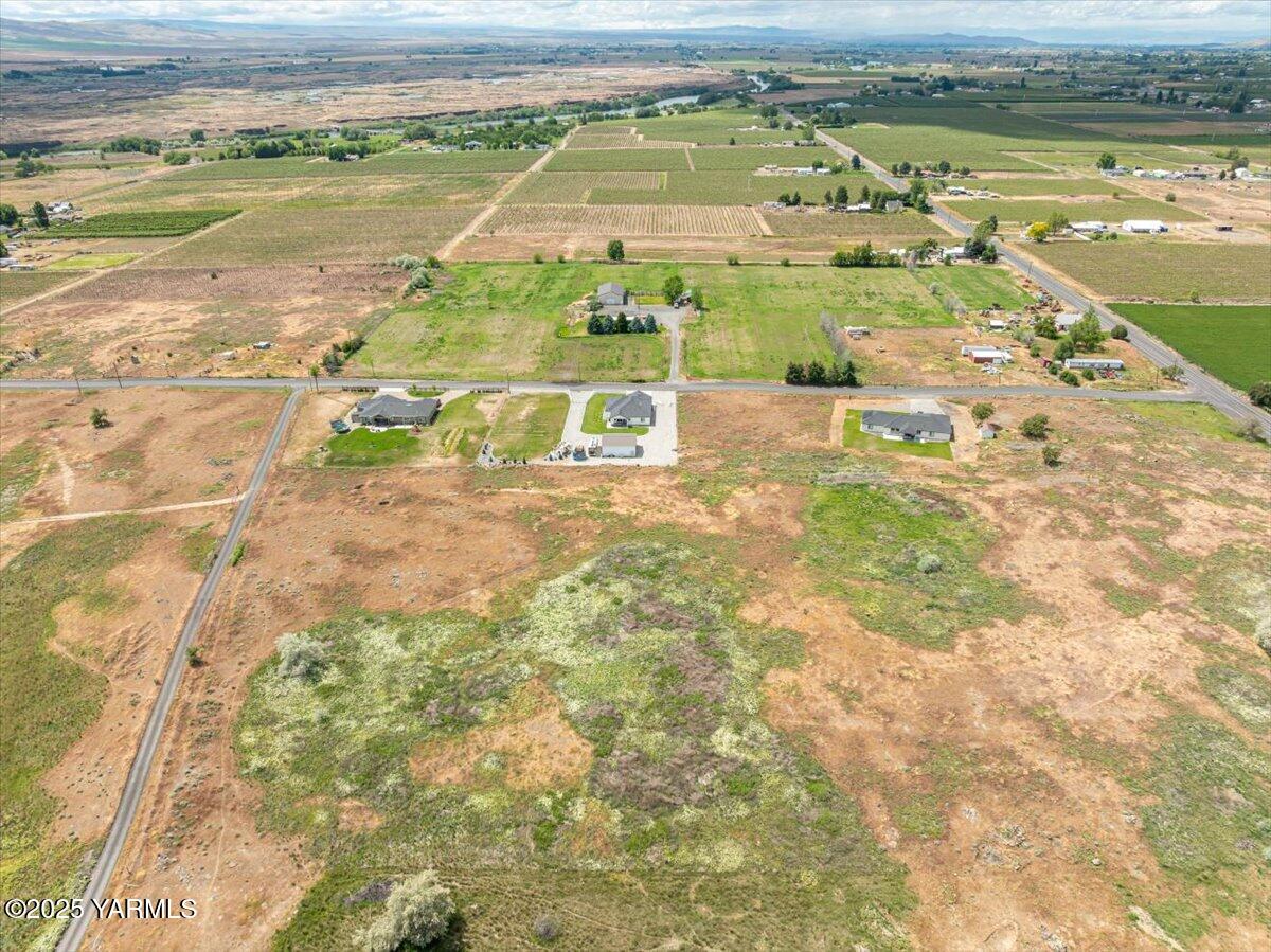 176501 Lower County Road Prosser, WA 99350 - Photo 16 of 16 a view of a city with an ocean view
