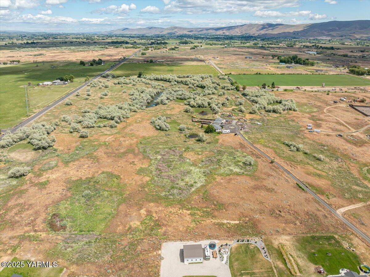 176501 Lower County Road Prosser, WA 99350 - Photo 3 of 16 a view of an ocean and beach
