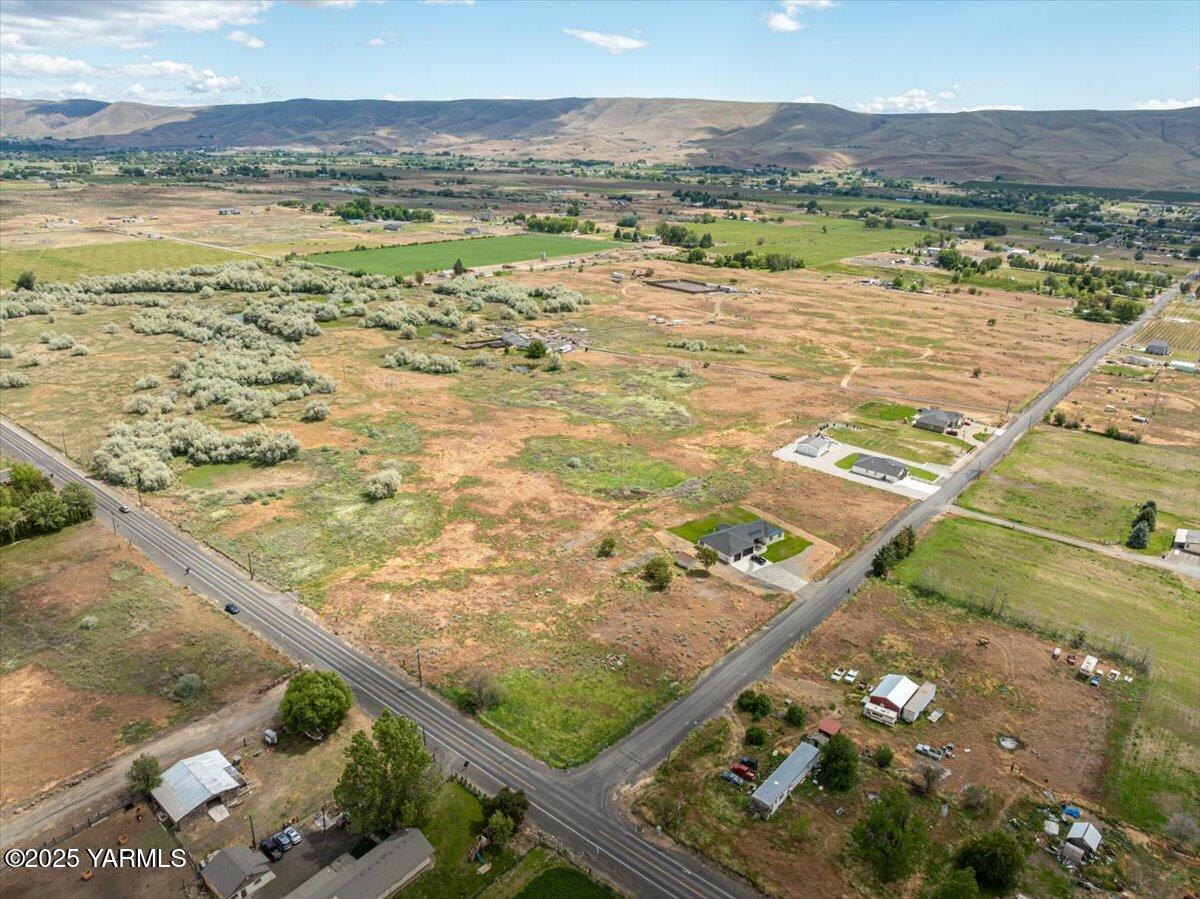 176501 Lower County Road Prosser, WA 99350 - Photo 4 of 16 a view of an ocean from a terrace