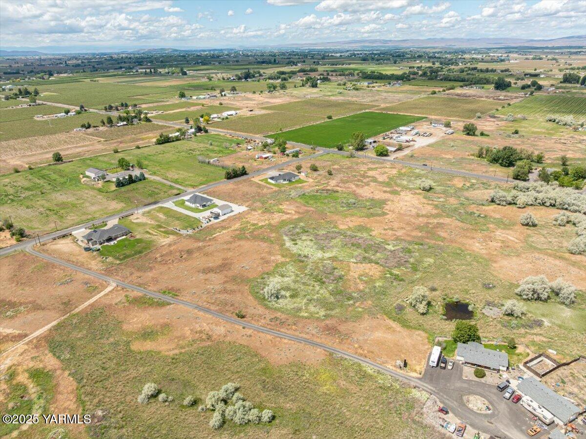 176501 Lower County Road Prosser, WA 99350 - Photo 9 of 16 a view of an ocean and a mountain