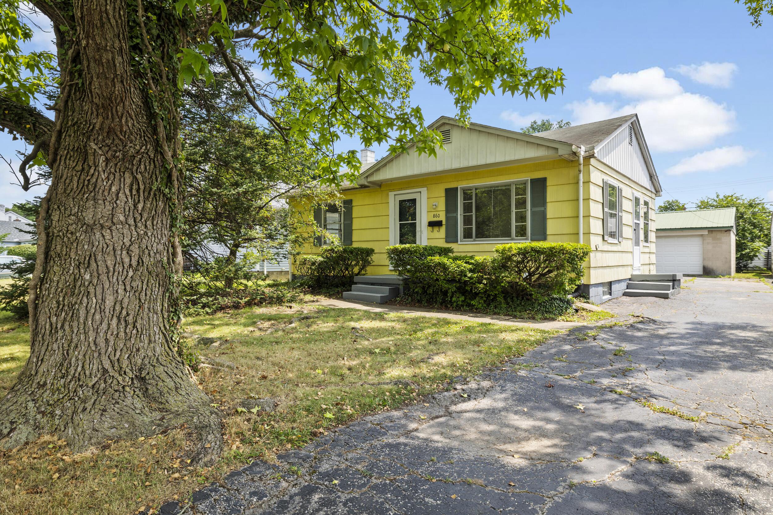 860 South Broadleigh Road Columbus, OH 43209 - Photo 1 of 30 3_front 03