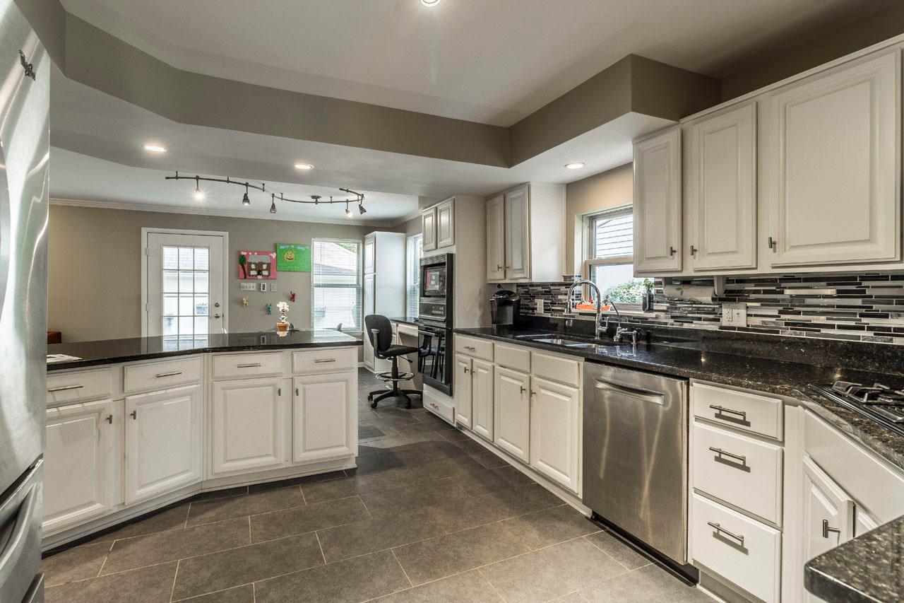 65 South Stanwood Road Bexley, OH 43209 - Photo 11 of 40