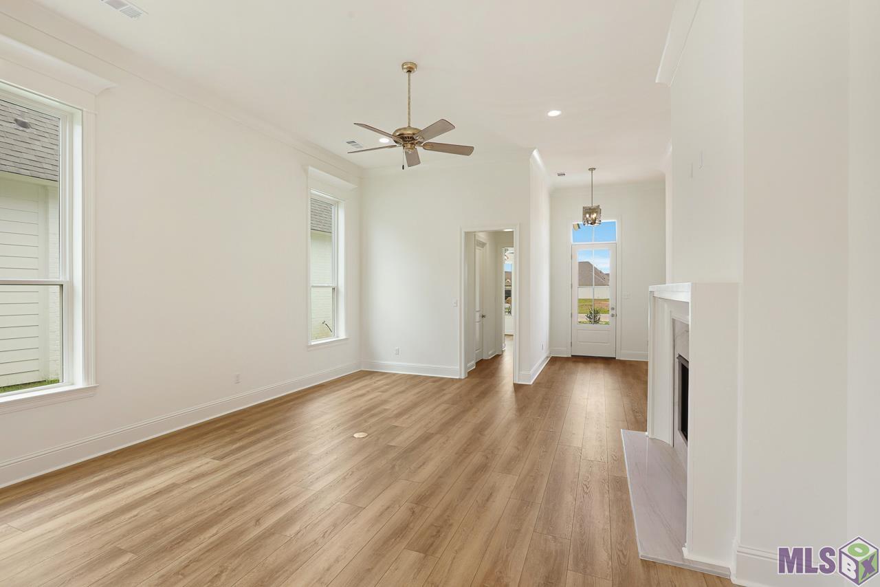 4451 Camargue Avenue Baton Rouge, LA 70820 - Photo 10 of 26 Foyer/Den