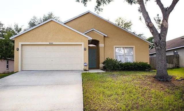 a view of a house with backyard and garden
