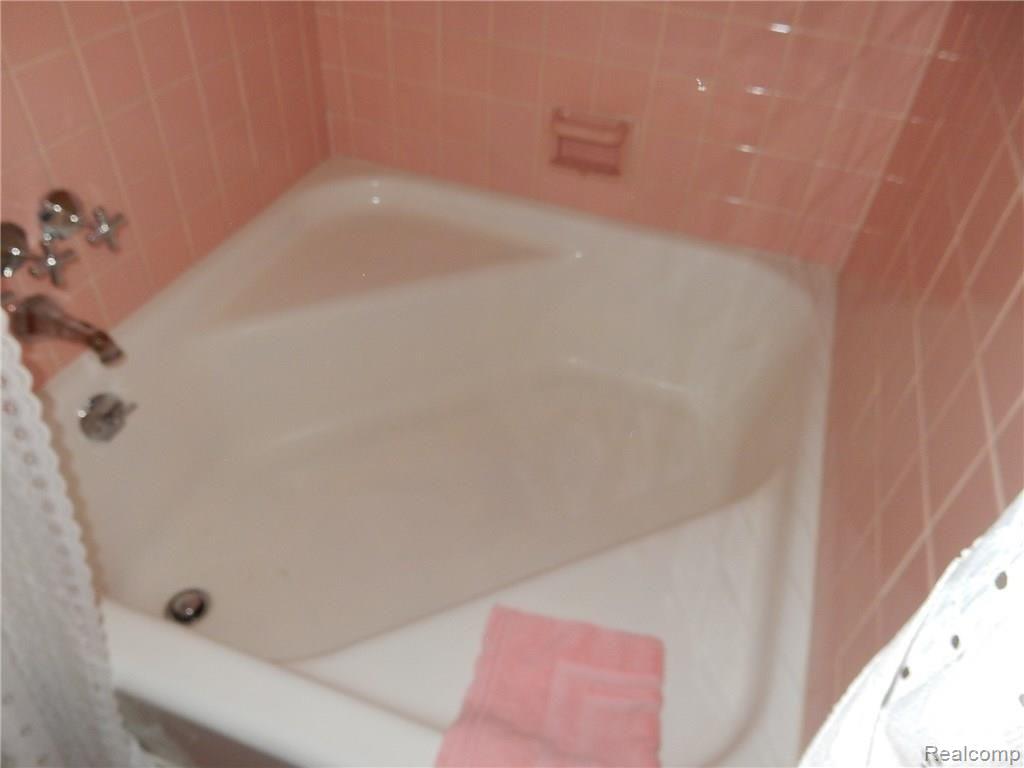 1368 Fairholme Road Grosse Pointe, MI 48236 - Photo 12 of 17 square tub.JPG