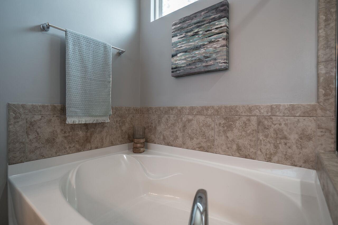 1044 Merrick Road Hendersonville, TN 37075 - Photo 18 of 27 a bathroom with a bathtub