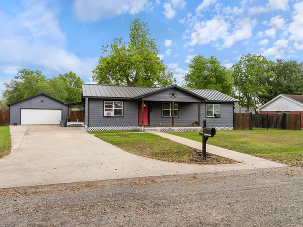$219,900 | 404 East Elizabeth Avenue, Palacios, TX 77465
