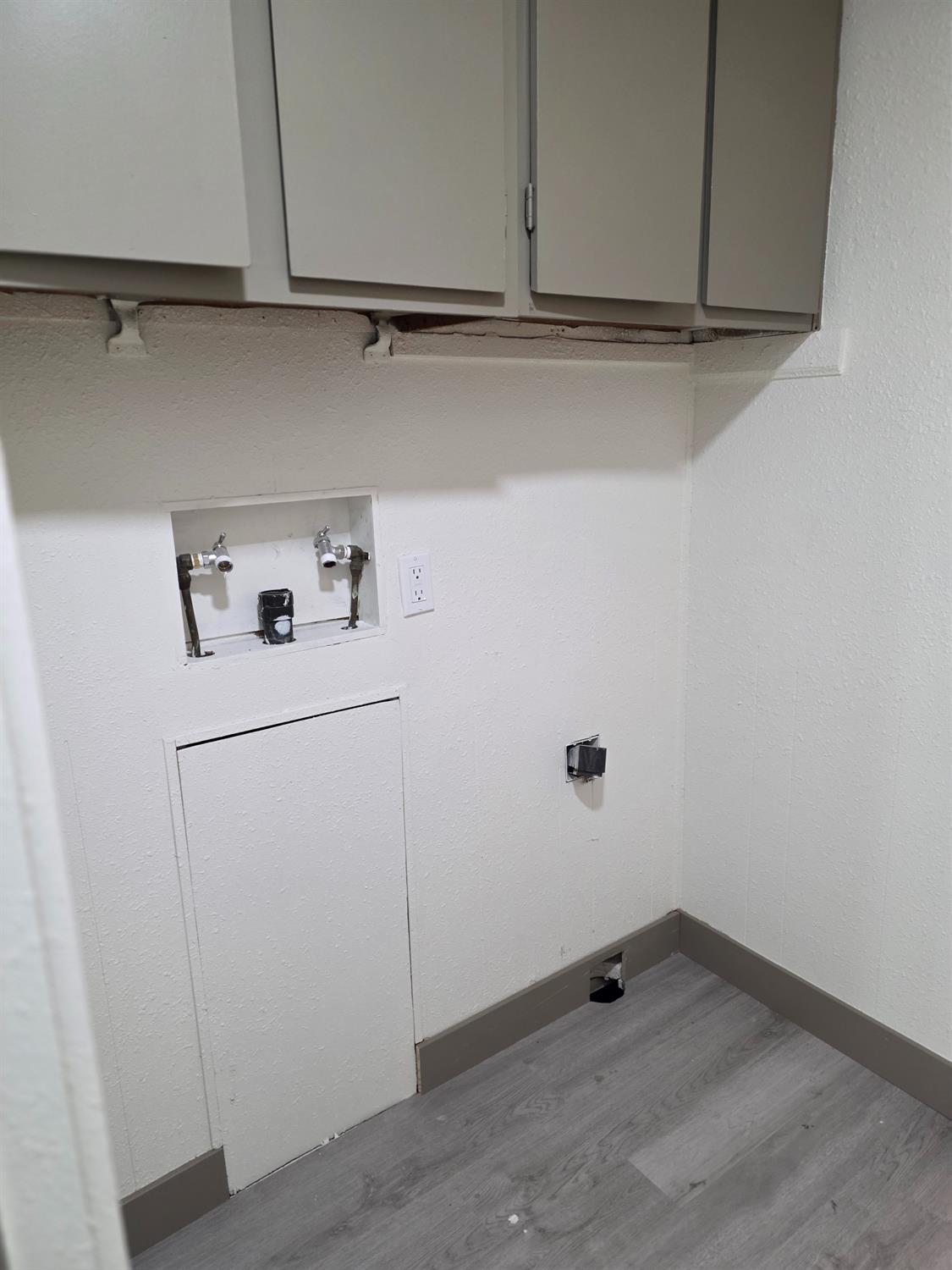 5200 Crest Road Atwater, CA 95301 - Photo 5 of 9 a utility room with dryer and washer