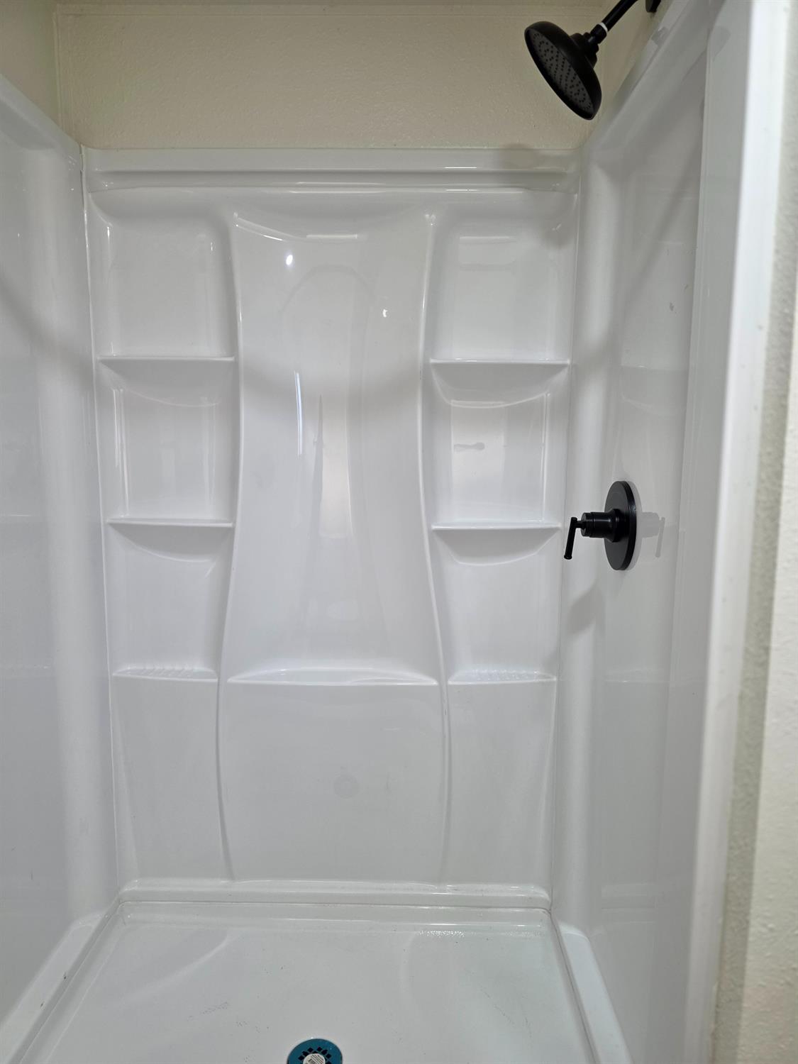 5200 Crest Road Atwater, CA 95301 - Photo 7 of 9 a bathroom with a shower